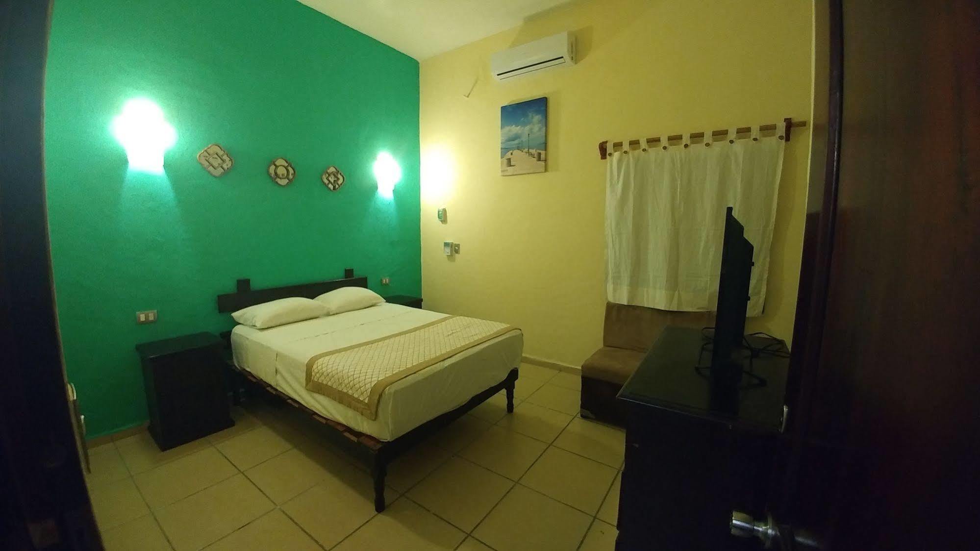 Hostal Charlys Tulum Pueblo Buitenkant foto