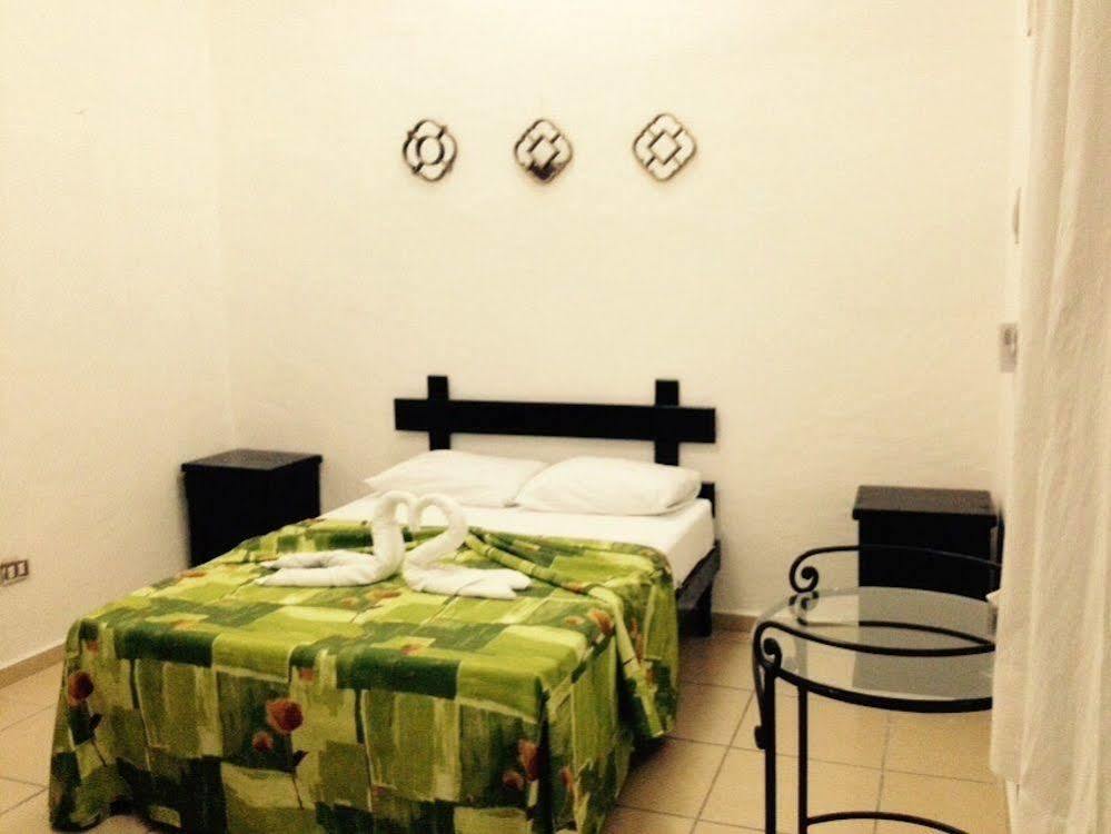 Hostal Charlys Tulum Pueblo Buitenkant foto