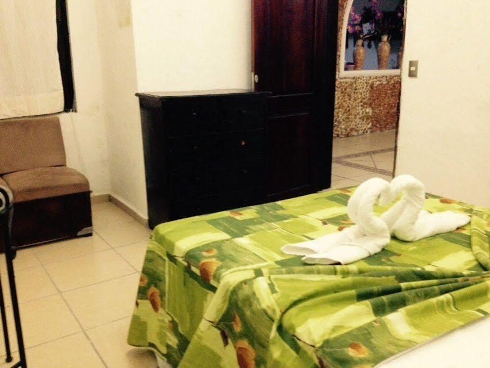 Hostal Charlys Tulum Pueblo Buitenkant foto